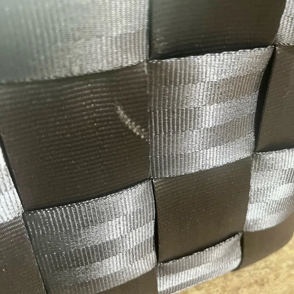 Harveys The Original Seatbelt Bag Silver Shoulder Bag - Picture 3 of 16